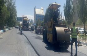 آغاز آسفالت ریزی باند کندرو جاده ائل گلی توسط شهرداری منطقه ۲