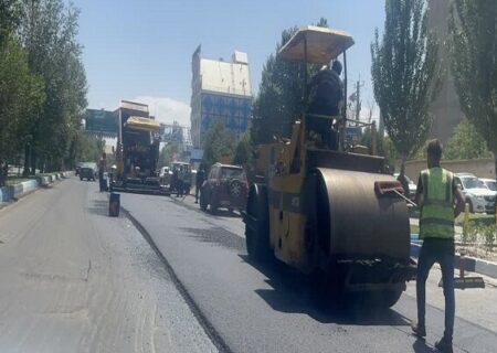 آغاز آسفالت ریزی باند کندرو جاده ائل گلی توسط شهرداری منطقه ۲