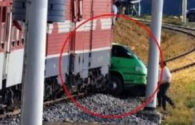برخورد یک دستگاه ون با قطار مسیر جلفا ـ تبریز، بدون تلفات جانی