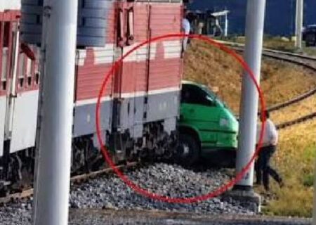 برخورد یک دستگاه ون با قطار مسیر جلفا ـ تبریز، بدون تلفات جانی