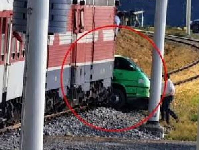 برخورد یک دستگاه ون با قطار مسیر جلفا ـ تبریز، بدون تلفات جانی