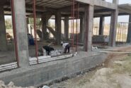 تداوم عملیات اجرایی مدرسه ۱۲ کلاسه خاوران با اجرای دیوارچینی