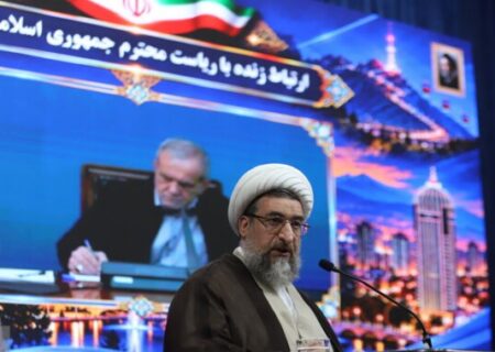 امام جمعه تبریز خواستار ترمیم حقوق کارکنان دولت شد