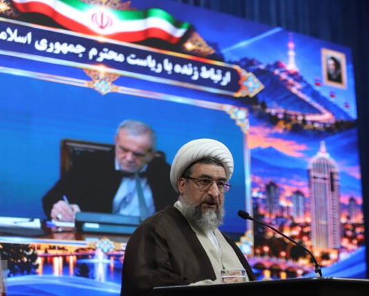 امام جمعه تبریز خواستار ترمیم حقوق کارکنان دولت شد