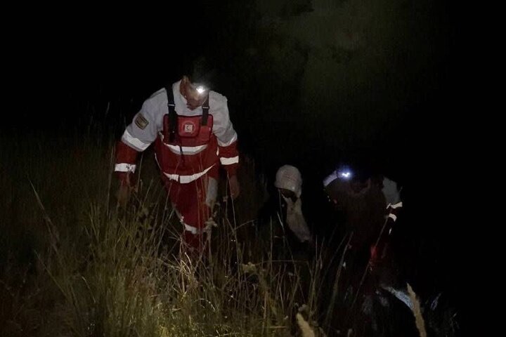 نجات دو گردشگر مفقودشده در ارتفاعات سراب پس از هفت ساعت عملیات طاقت‌فرسا