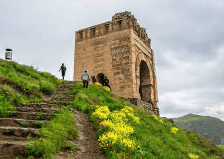 فصل کاوش در قلعه ضحاک؛ هزار قطعه تاریخی از دل خاک بیرون آمد