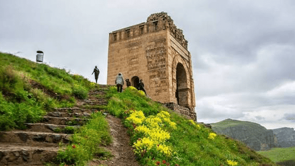 فصل کاوش در قلعه ضحاک؛ هزار قطعه تاریخی از دل خاک بیرون آمد